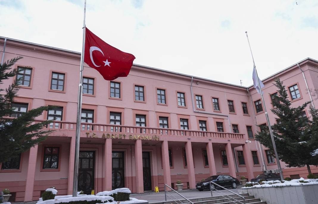 TBMM'deki bütün bayraklar yarıya indirilirken o bayrağa dokunulmadı! Bakın neden... 18